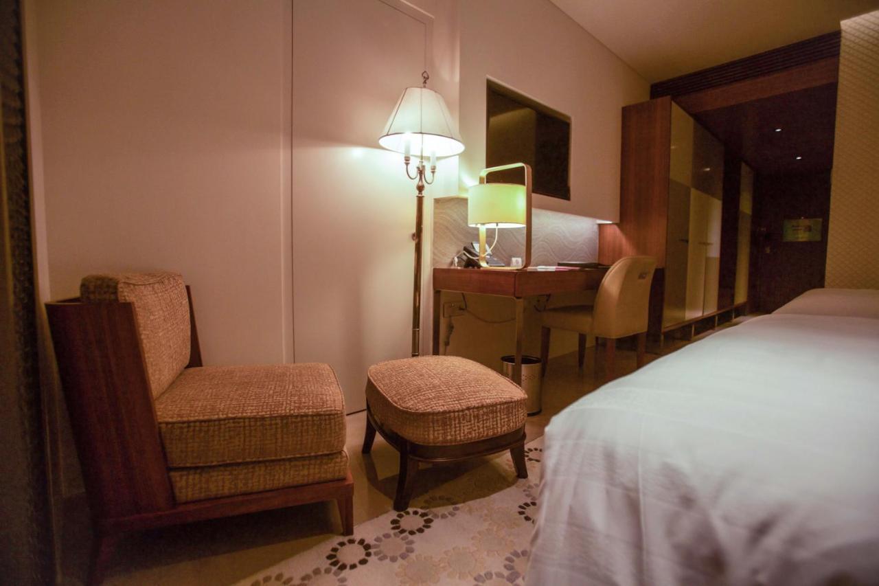 Crowne Plaza Chennai Adyar Park, An Ihg Hotel Ngoại thất bức ảnh A room at the hotel