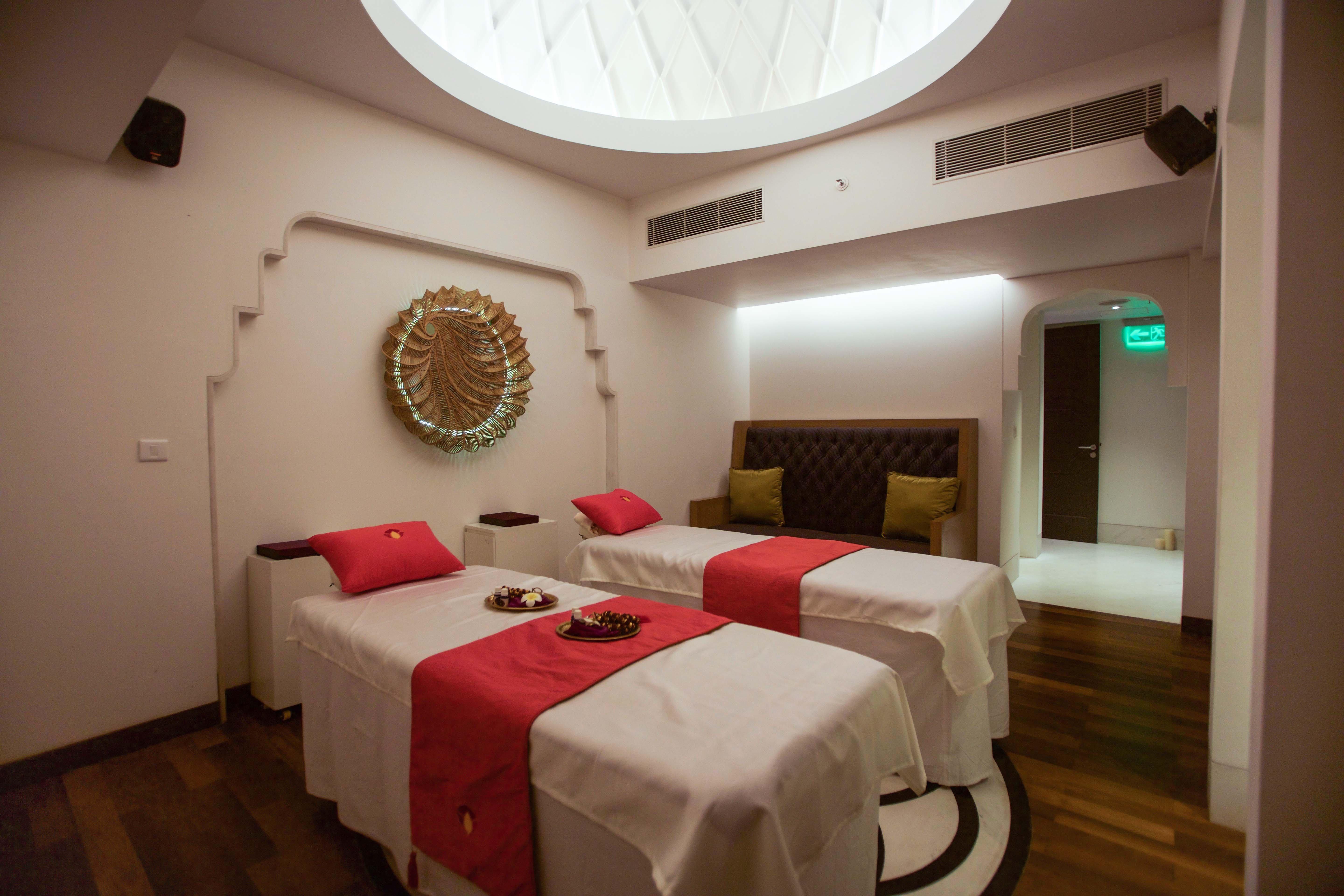 Crowne Plaza Chennai Adyar Park, An Ihg Hotel Ngoại thất bức ảnh Spa at The Park, New Delhi