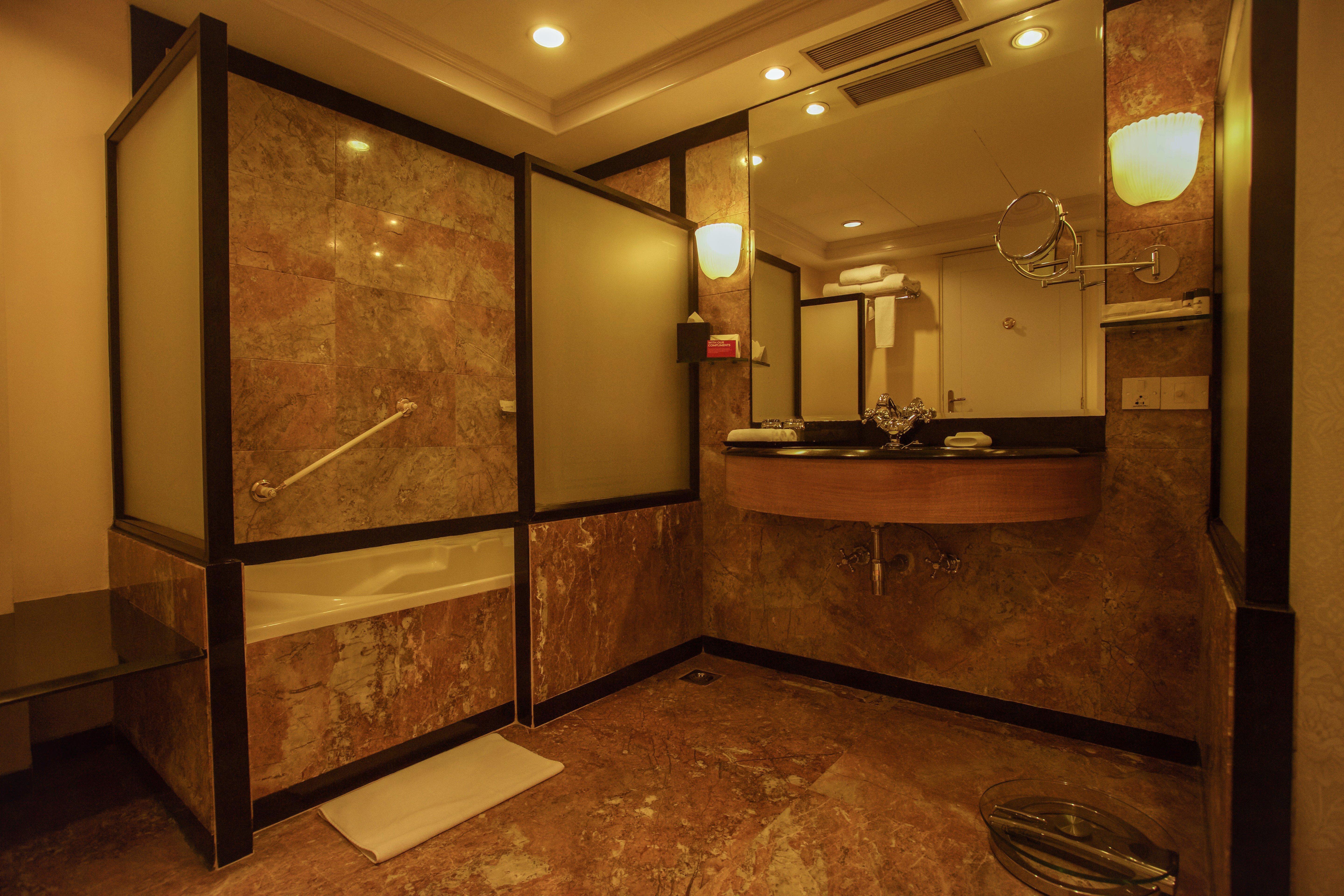 Crowne Plaza Chennai Adyar Park, An Ihg Hotel Ngoại thất bức ảnh A bathroom in a hotel